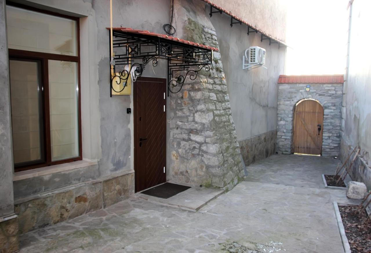 Historical Old City Apartment: Spacious Balcony Retreat Kamianets-Podilskyi Exterior photo